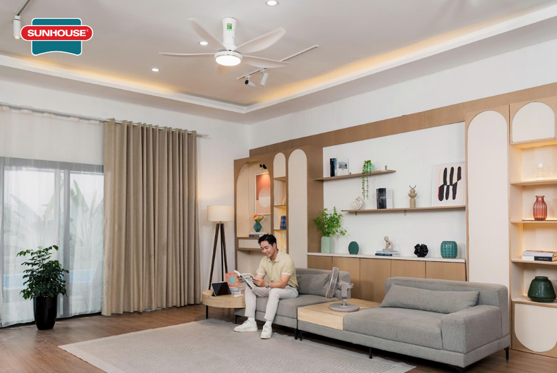 Quạt trần cung cấp luồng gió đối lưu rộng, mang lại cảm giác dễ chịu, mát mẻ cho phòng khách