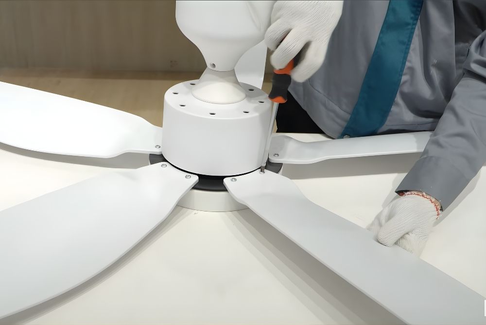 Siết chặt và đều tay lại toàn bộ cánh quạt giúp quạt vận hành ổn định hơn, hạn chế rung lắc