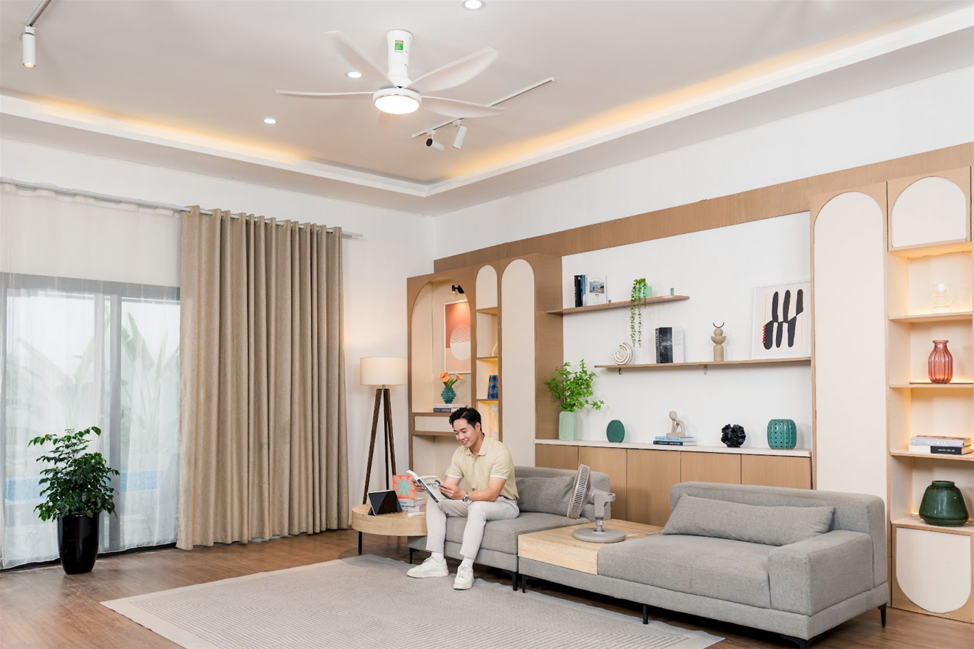 Có nên lắp quà trần phòng khách vì giúp lưu thông không khí, tiết kiệm diện tích và điện năng, đồng thời còn là vật dụng trang trí