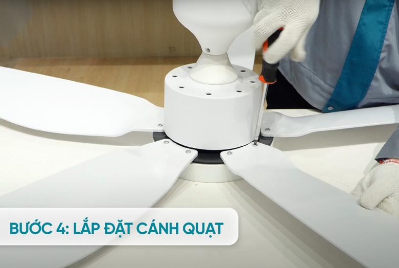 Bước 4: Lắp đặt cánh quạt