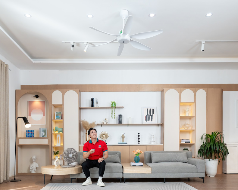 Lắp ráp sơ bộ trước khi treo quạt giúp đảm bảo thao tác dễ dàng và an toàn hơn