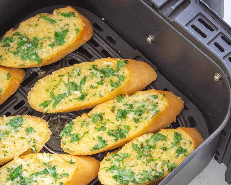 Bánh mì bơ tỏi bằng nồi chiêng không dầu