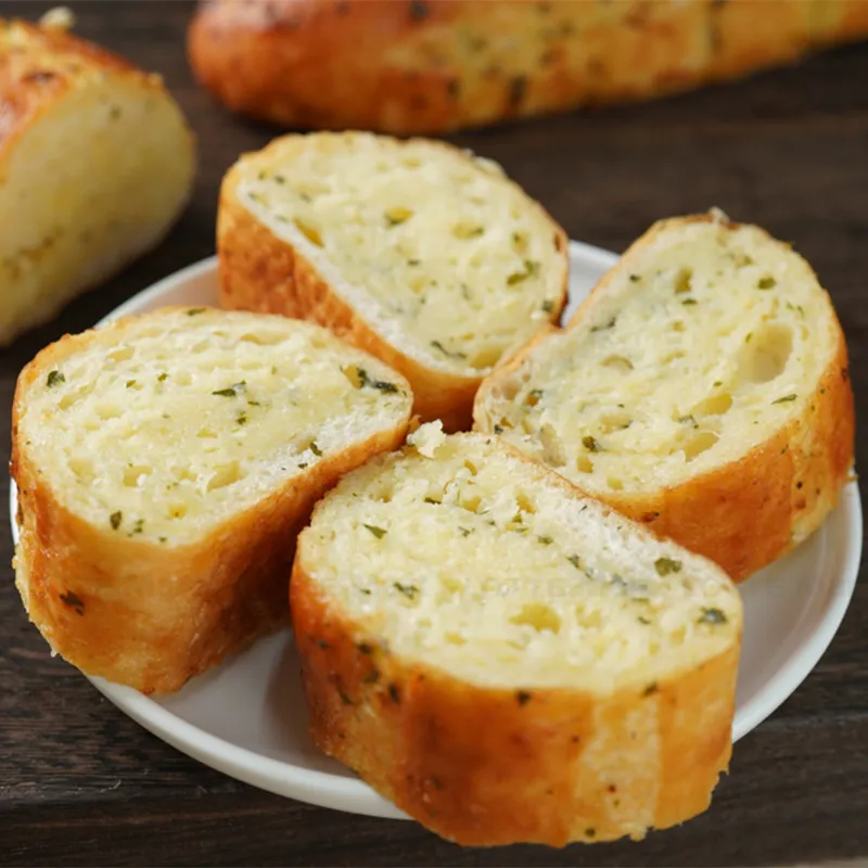 Phết đều bơ lên bánh mì