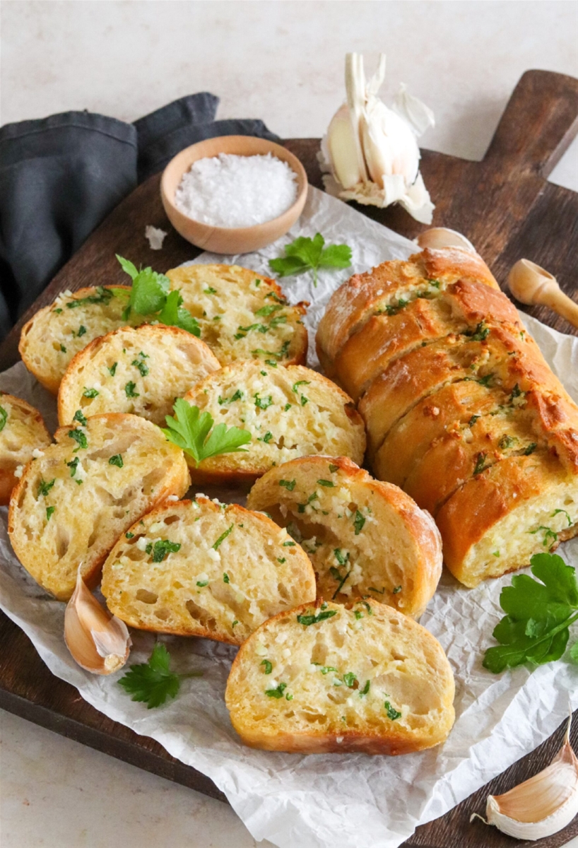 Bánh mì nướng bơ tỏi giòn rụm