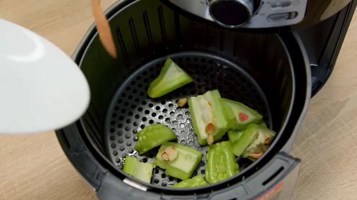 Dùng mướp đắng để khử mùi nồi chiên không dầu mới
