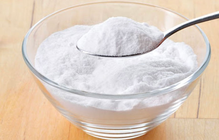 Sử dụng baking soda giúp loại bỏ các mảng bám trên khay hứng dầu/vỉ chiên