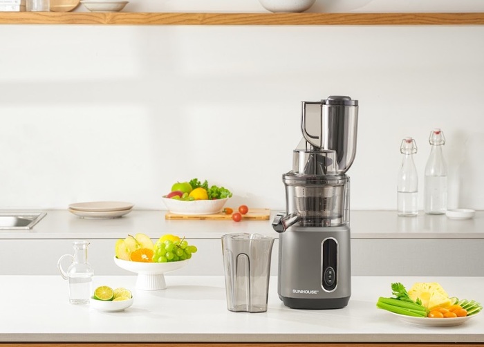 Máy ép chậm trục đứng hoạt động dựa trên nguyên lý nén chậm rau củ quả, vắt kiệt nước và cho ra bã khô ráo.