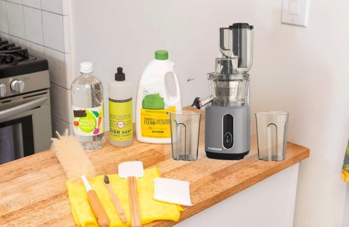 Thao tác vệ sinh máy ép chậm trục đứng rất dễ dàng và tiết kiệm thời gian, công sức.