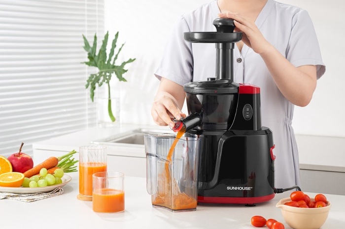 Nếu bạn muốn tiết kiệm không gian bếp và thời gian ép trái cây, hãy lựa chọn mua máy ép chậm trục đứng.