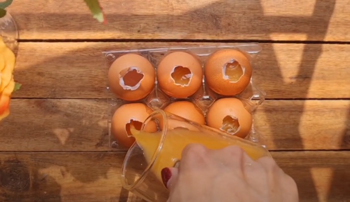 Đổ hỗn hợp trứng vào lòng đỏ trước khi nướng