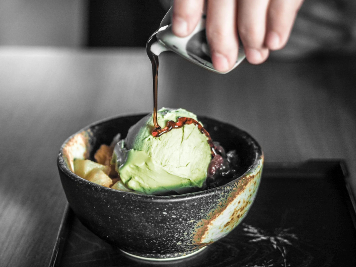 Món kem bơ mix cùng matcha và siro dâu tây có vị thơm mát, dễ ăn