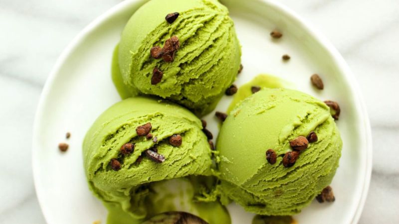 Kem bơ là món kem hoa quả bằng máy ép chậm đơn giản, luôn được ưa chuộng mỗi mùa hè
