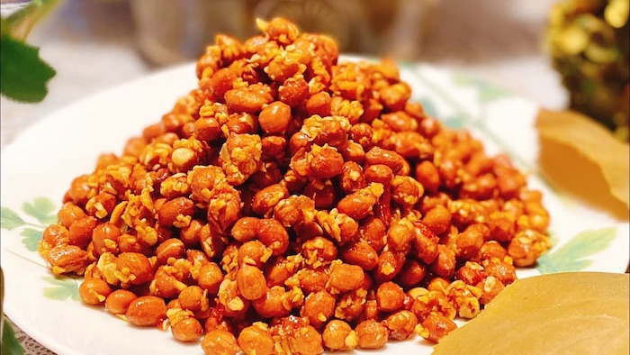 Bạn có thể thêm tỏi băm vào lạc rang để tăng thêm hương vị
