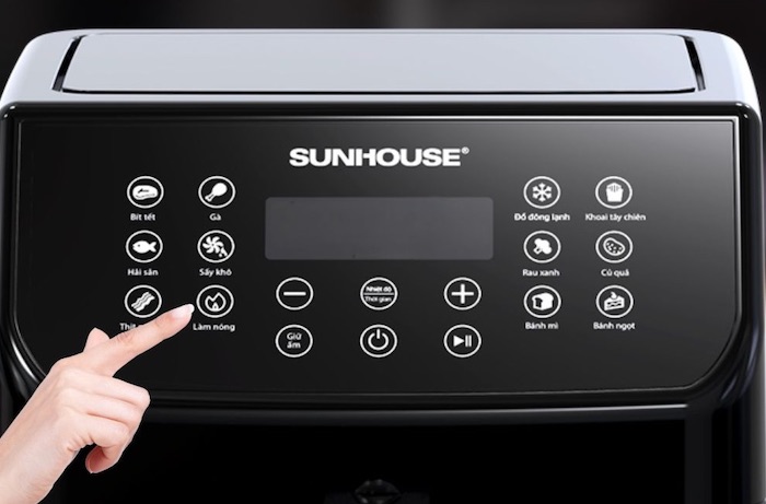 Làm nóng nồi chiên không dầu ở nhiệt độ 180 độ C trong vòng 5 phút
