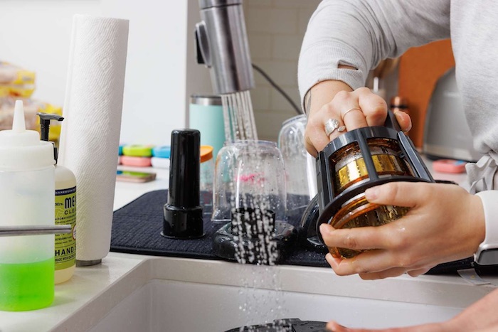 Các bộ phận của máy ép chậm thiết kế đơn giản, trang bị bộ dụng cụ chuyên dụng thuận tiện cho việc vệ sinh thiết bị