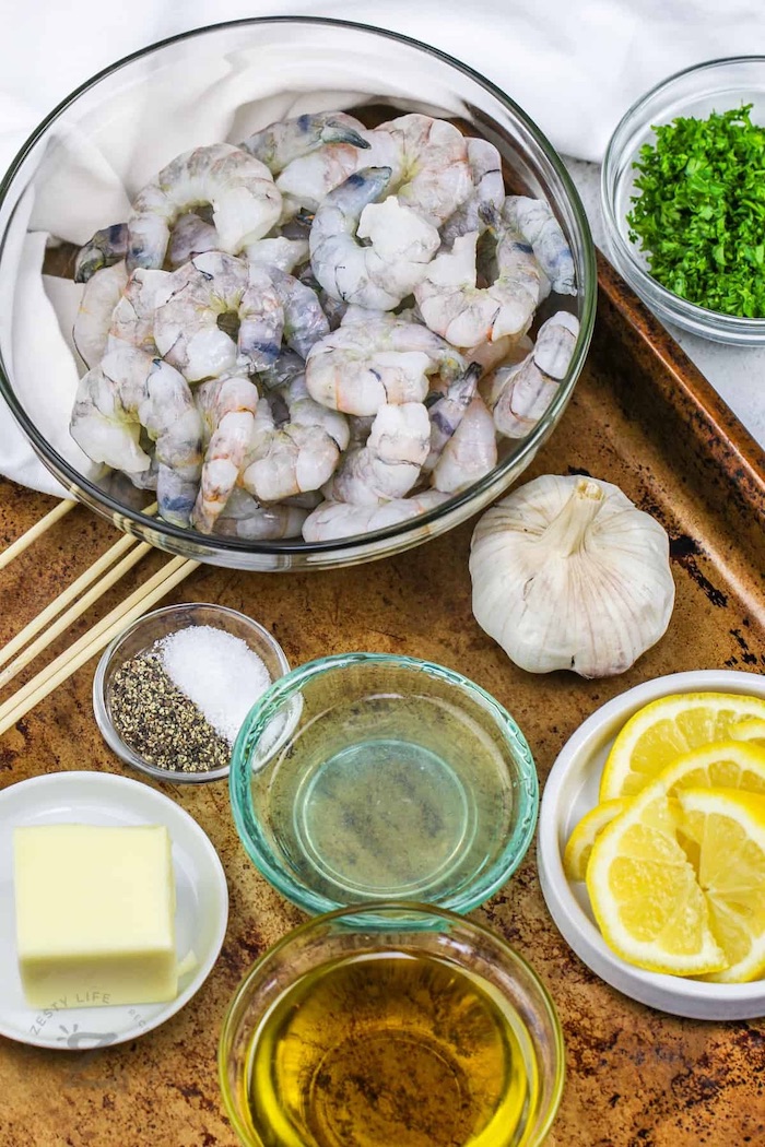 Những nguyên liệu không thể thiếu như bơ, sữa tươi không đường, tiêu,.. để làm món tôm nướng phô mai bằng nồi chiên không dầu được thơm ngon, trọn vị
