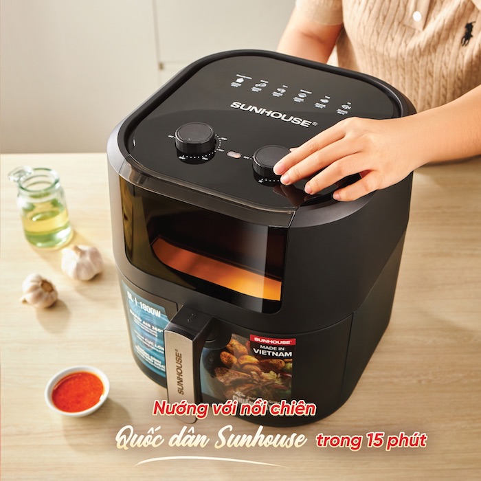 Nồi chiên không dầu cơ có khả năng điều chỉnh nhiệt độ và thời gian giúp bạn có món mực nướng thơm ngon