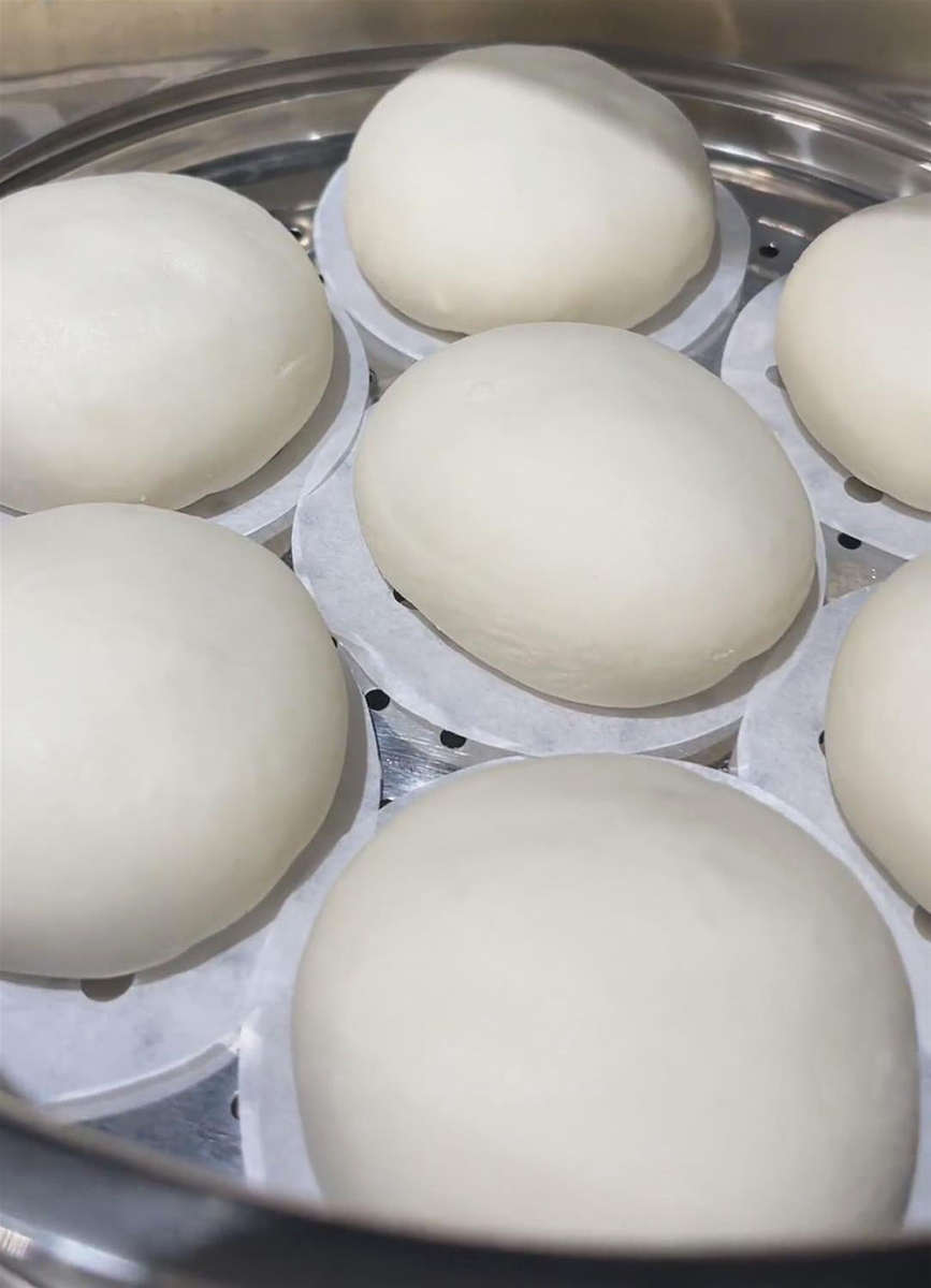 Xếp bánh bao vào nồi chiên không dầu