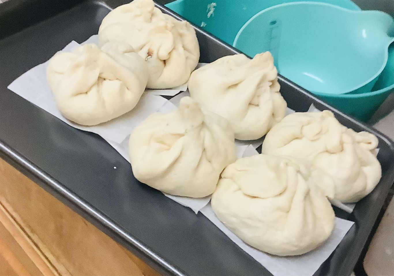 Đặt bánh bao lên giấy nến