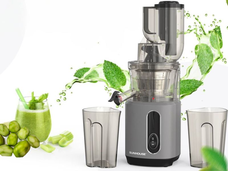 Cho cốc vào máy ép