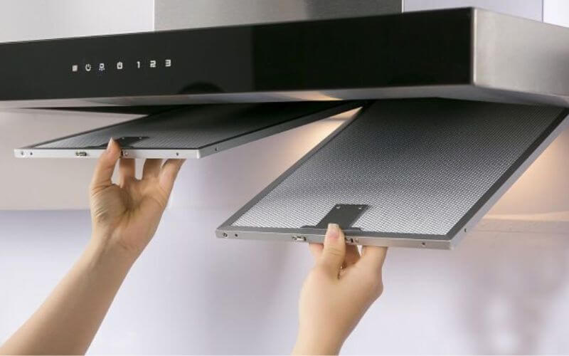 Vệ sinh lưới lọc máy hút mùi