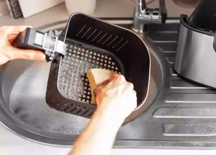Lưu ý nên vệ sinh sạch nồi chiên không dầu sau khi nướng vịt