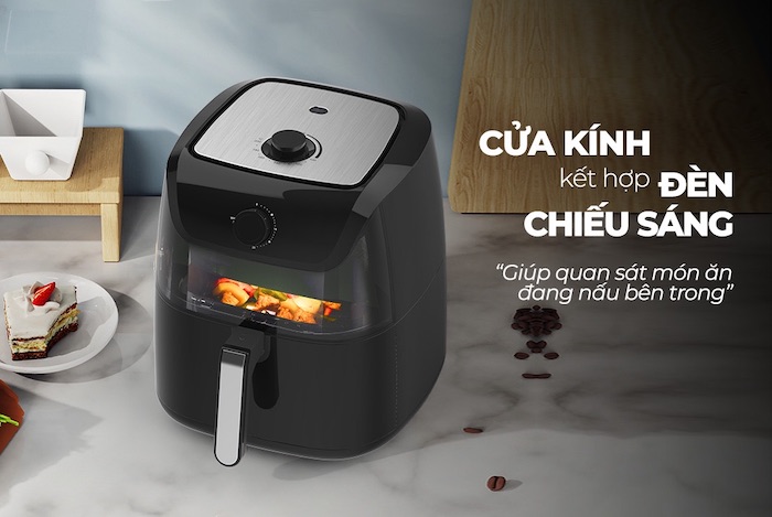Nồi chiên không dầu SUNHOUSE được trang bị cửa kính kết hợp với đèn chiếu sáng giúp người dùng dễ dàng quan sát món ăn đang nấu bên trong.