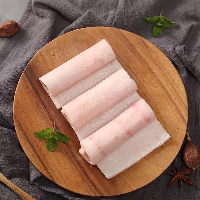Làm sạch da heo là một bước vô cùng quan trọng để cho ra món da heo chiên giòn bằng nồi chiên không dầu thật thơm ngon, hấp dẫn.