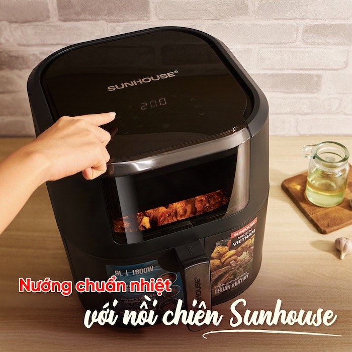 Nồi chiên không dầu của SUNHOUSE có cửa kính và đèn chiếu sáng bên trong khoang nướng giúp việc quan sát thức ăn được thuận tiện và dễ dàng hơn.