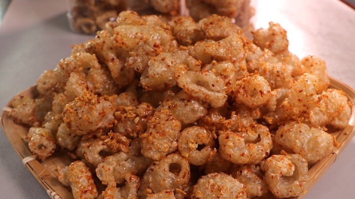 Thành phẩm da heo chiên bằng nồi chiên không dầu ăn với nước mắm vô cùng thơm ngon, đẹp mắt, hương vị khó quên.