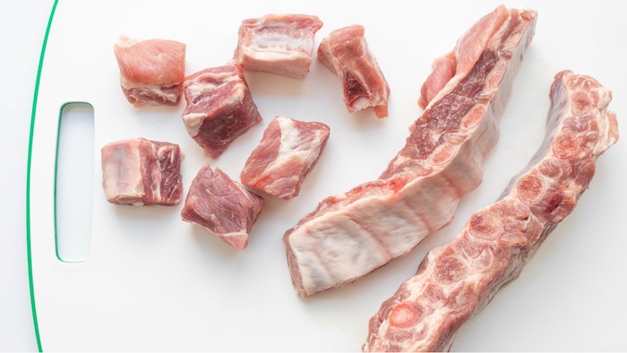 Rửa sạch sườn để khử mùi hôi rồi chặt khúc nhỏ hoặc để sườn nguyên miếng