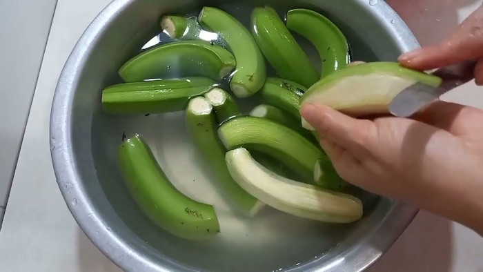 Gọt sạch lớp vỏ bên ngoài, sau đó đem ngâm chuối và để ráo