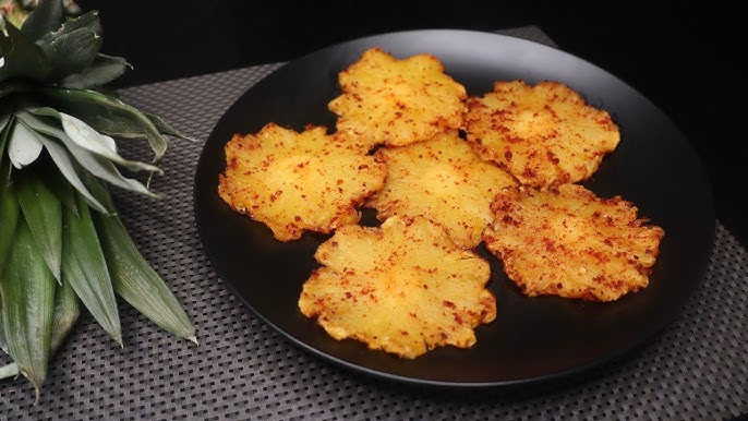 Cho dứa vào nồi chiên không dầu, sấy trong 3 - 4 tiếng đến khi dứa không còn nước