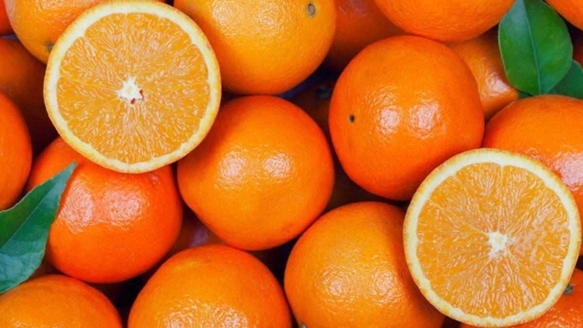Lựa chọn cam tươi chín vàng để sấy được ngon hơn
