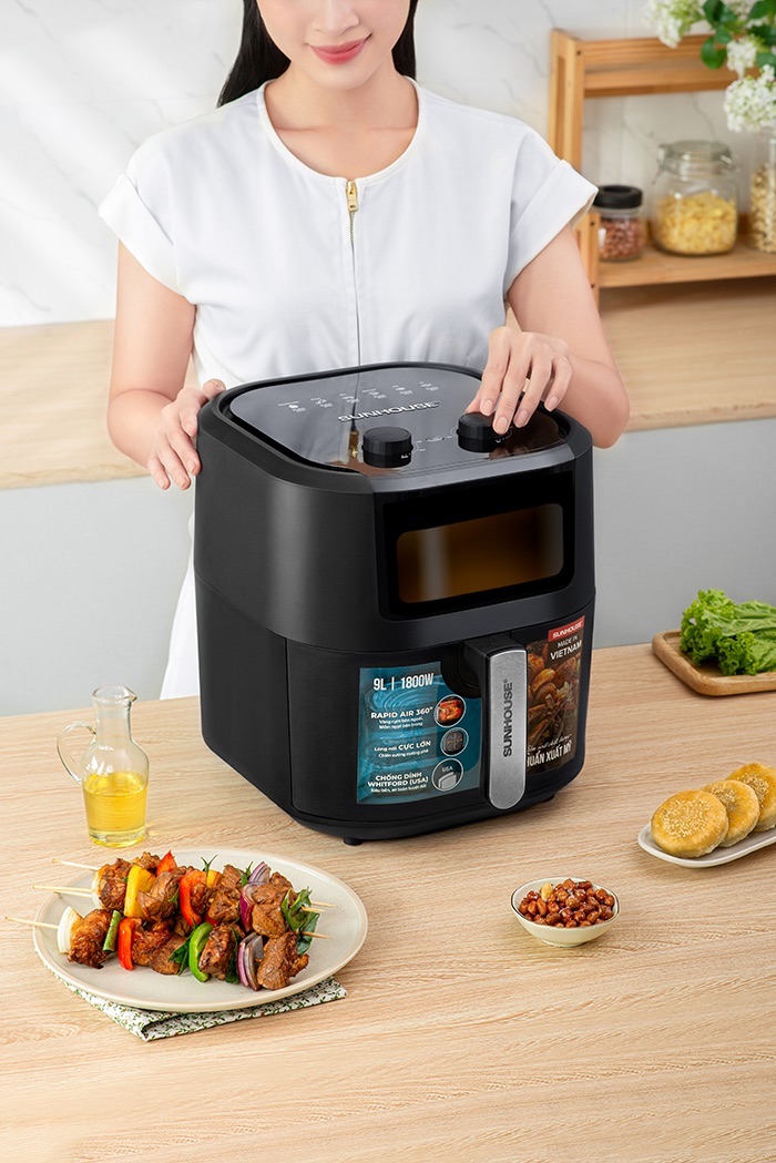 Vặn núm xoay ở mức nhiệt độ phù hợp để tiến hành nướng khoai lang bỏ vỏ bằng nồi chiên không dầu