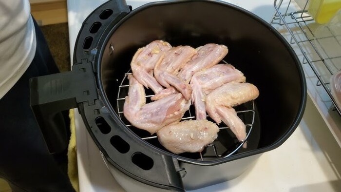 Để thực phẩm vào vỉ chiên để rã đông