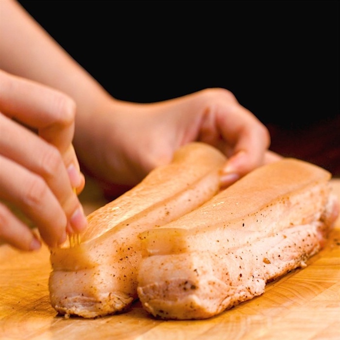 Dùng dĩa hoặc tăm xăm đều miếng thịt heo