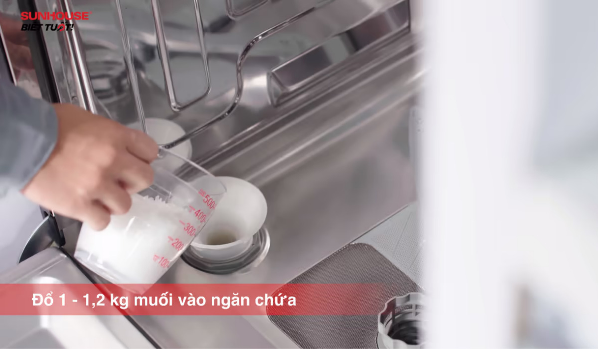 Bôe sung muối vào máy rửa bát