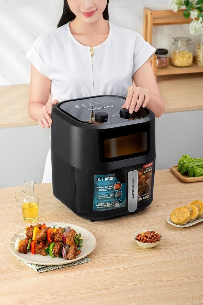 Xoay núm nồi chiên không dầu để điều chỉnh nhiệt độ