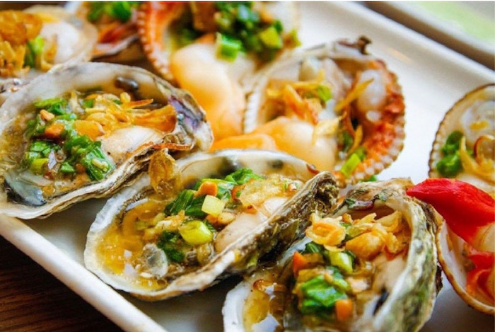 Hàu nướng mỡ hành sau khi hoàn thành có màu sắc đẹp mắt, mềm thơm, hương vị đậm đà