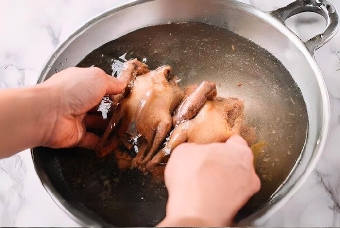 Sơ chế chim bồ câu với rượu hoặc chanh