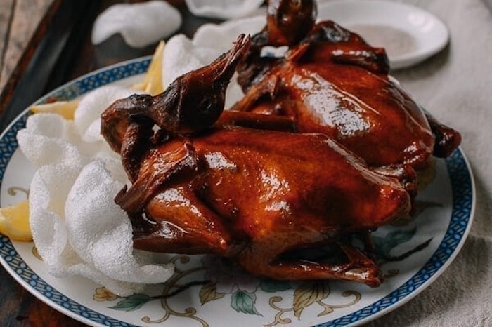 Đĩa bồ câu nướng mật ong thơm ngon ăn cùng phồng tôm