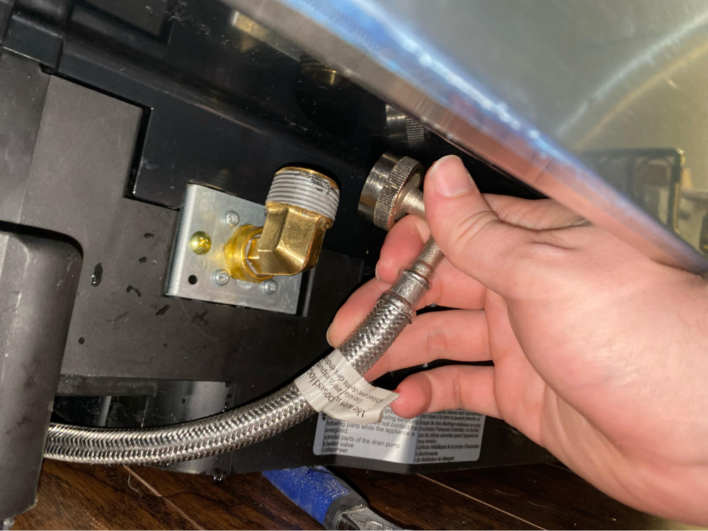 Đường ống dẫn nước máy rửa bát