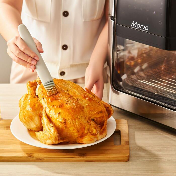Đặt gà đã tẩm ướp vào nồi chiên không dầu