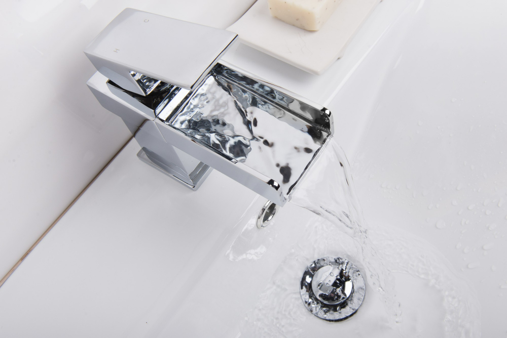Clo tác dụng với nước