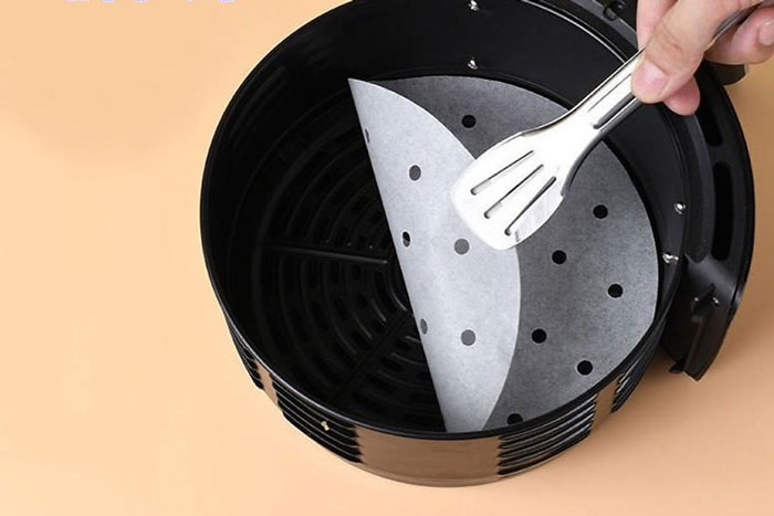 Sử dụng kẹp đỡ gỡ bỏ lớp giấy nến sau khi nấu