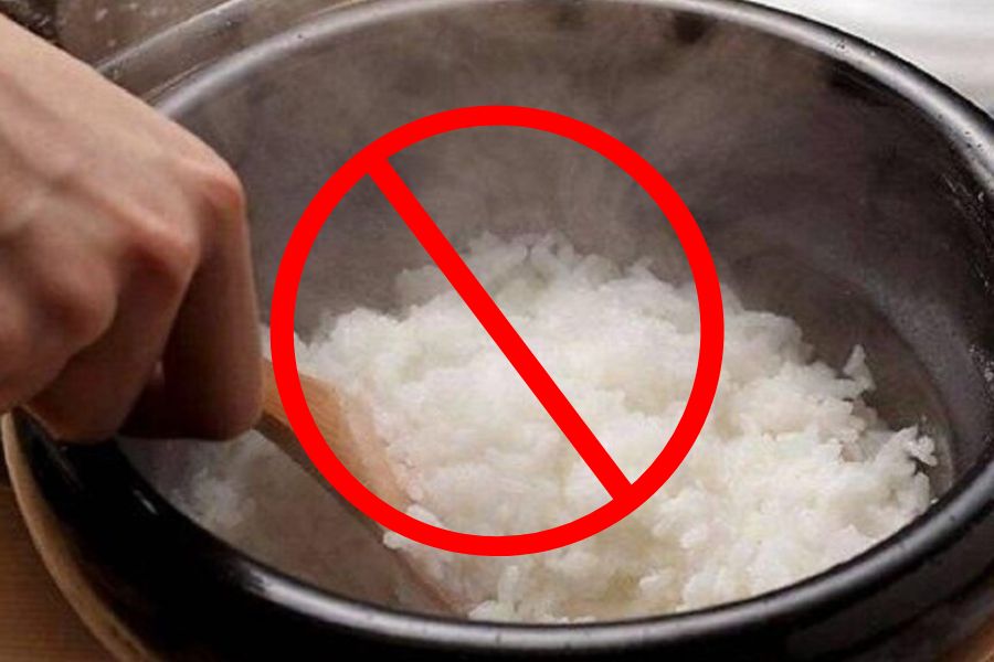Không mở nồi cơm khi nấu