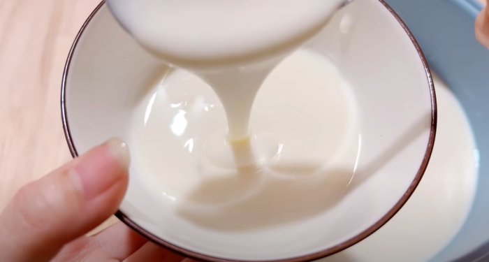 Thành phẩm sữa chua làm từ nồi cơm điện tử có tính năng làm sữa chua trắng mịn, có độ đặc vừa phải