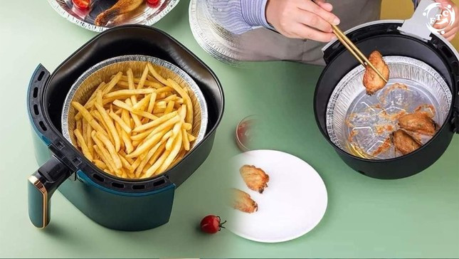 Cách đặt giấy bạc vào nồi chiên không dầu