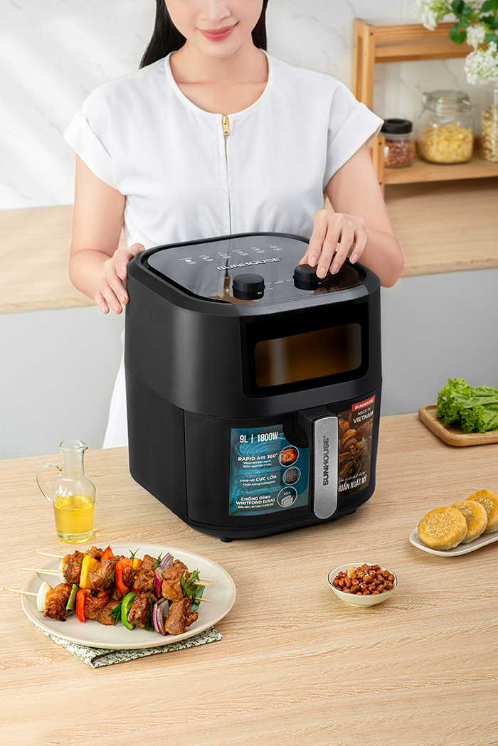 Người dùng cần làm nóng nồi chiên không dầu trước khi nướng sườn